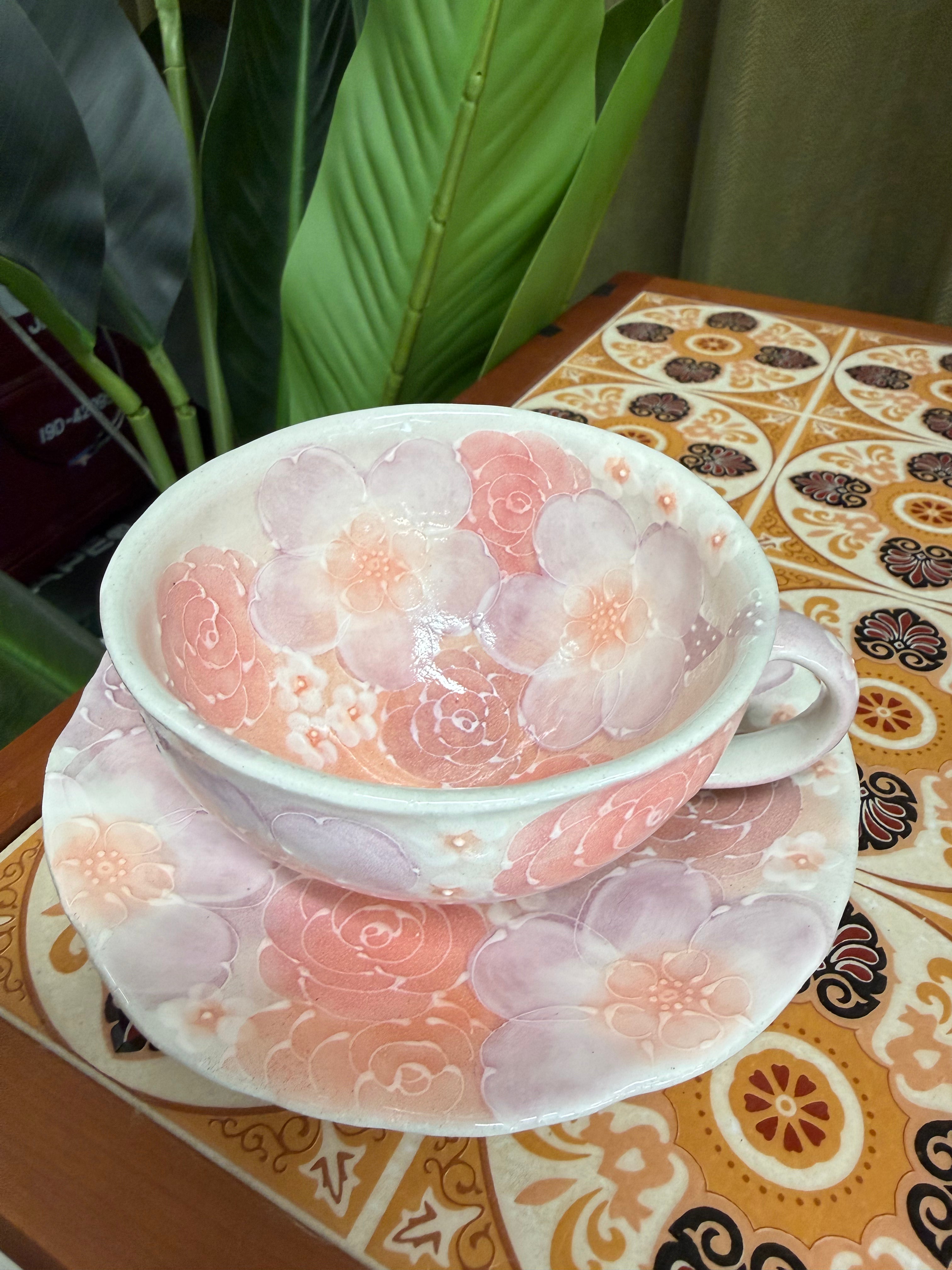 Seto-yaki Kobo Yuzuriha "Yusai Benibana" Hand-painted Coffee Cup and Saucer 日本 濑户烧 工房风花“釉彩红花”手作彩绘陶瓷咖啡杯碟套装 #49173