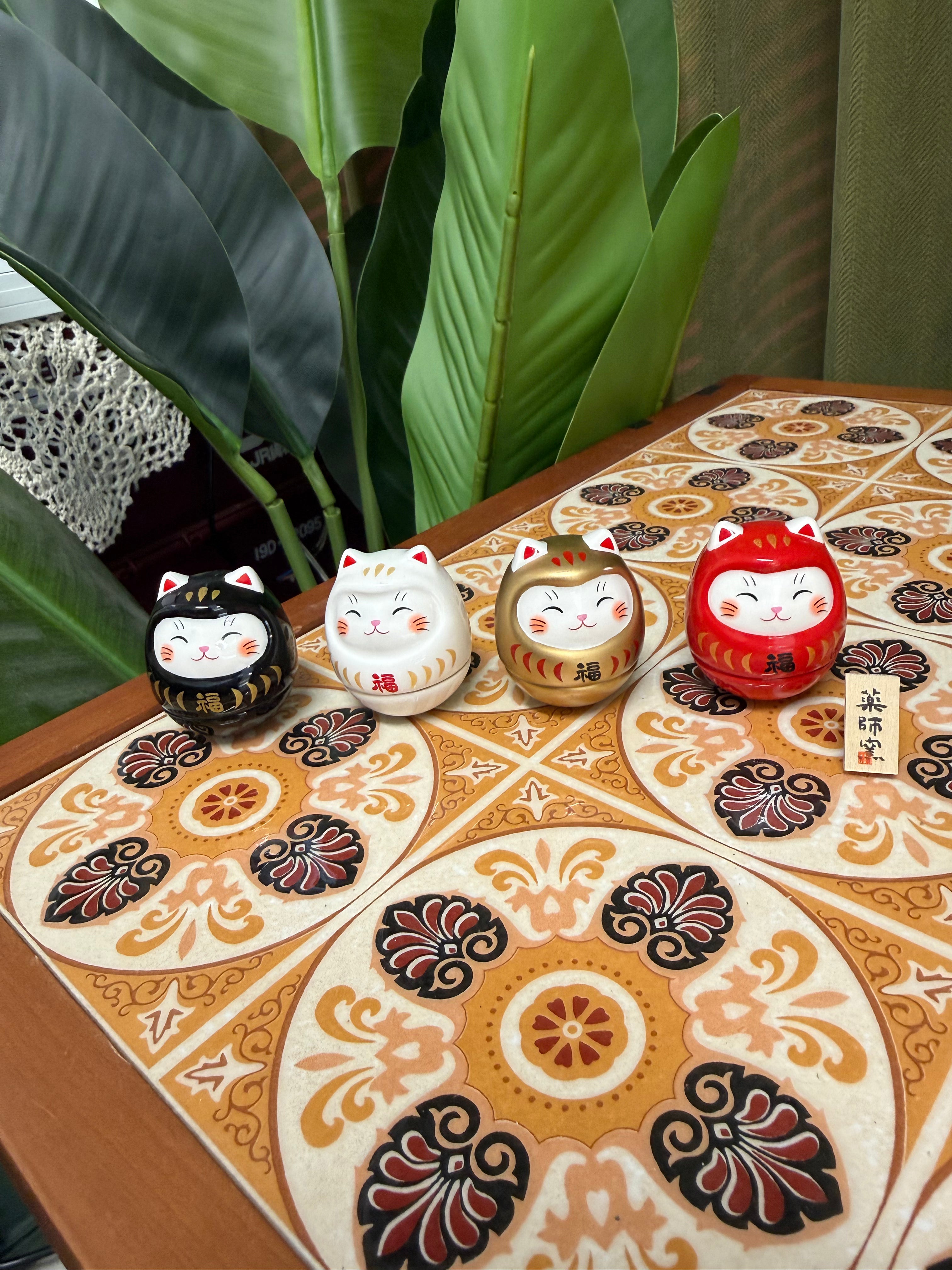 Yakushigama Colored Daruma Maneki-neko (Lucky Cat) Tumbler Display Set日本 薬師窯  彩绘 不倒翁 达摩 招财猫#7679高约4.5cm