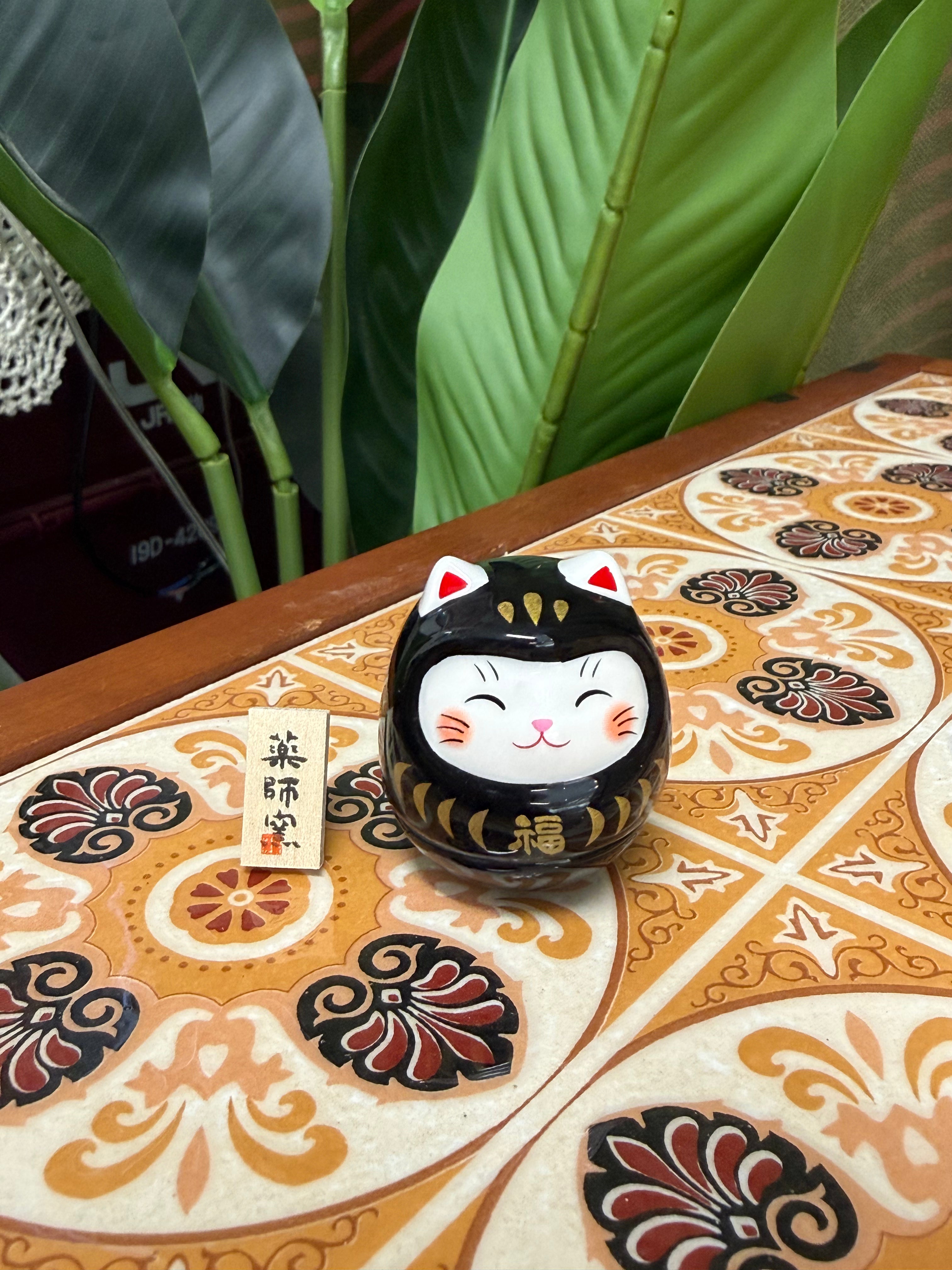 Yakushigama Colored Daruma Maneki-neko (Lucky Cat) Tumbler Display Set日本 薬師窯  彩绘 不倒翁 达摩 招财猫#7679高约4.5cm