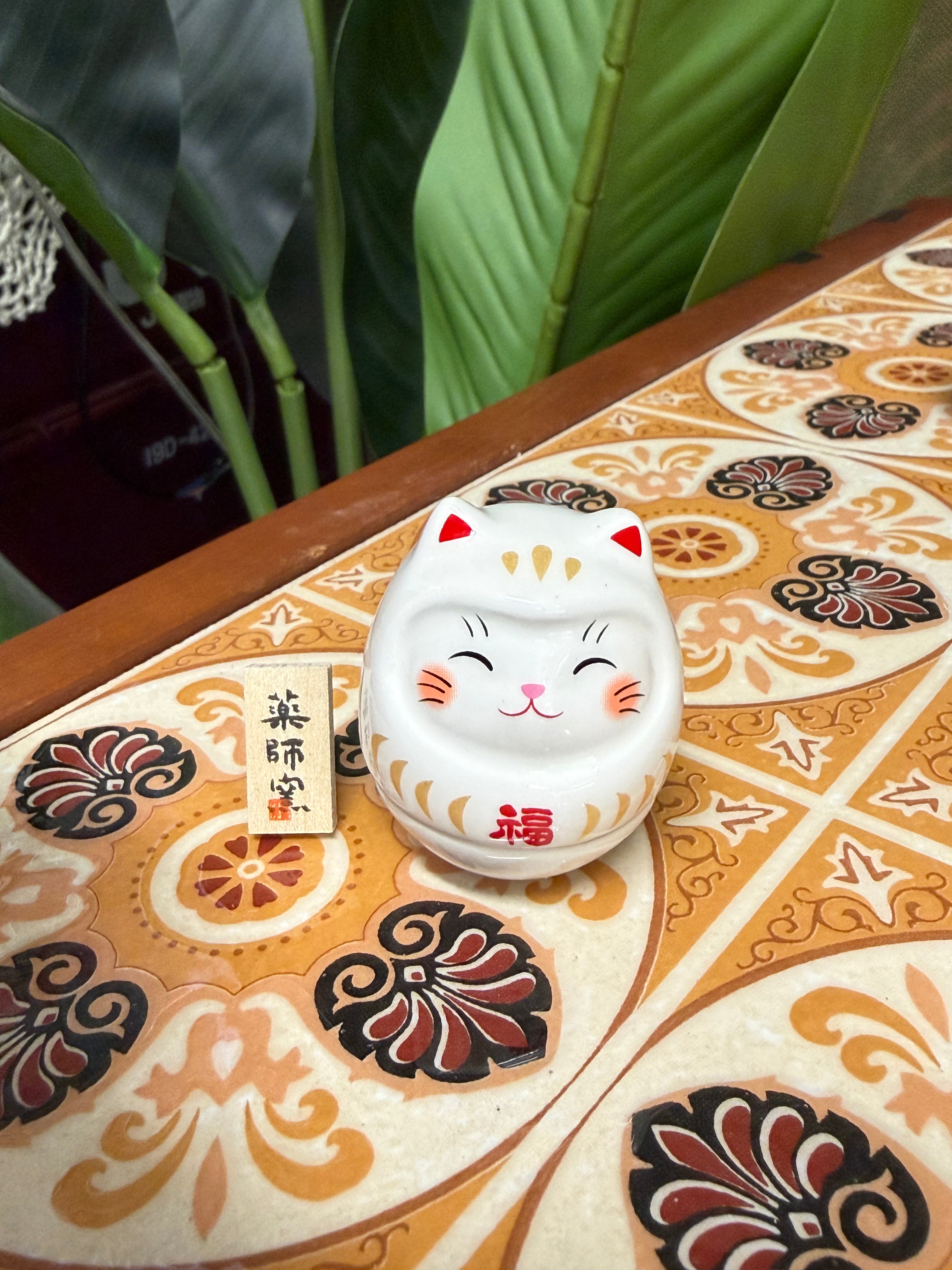 Yakushigama Colored Daruma Maneki-neko (Lucky Cat) Tumbler Display Set日本 薬師窯  彩绘 不倒翁 达摩 招财猫#7679高约4.5cm