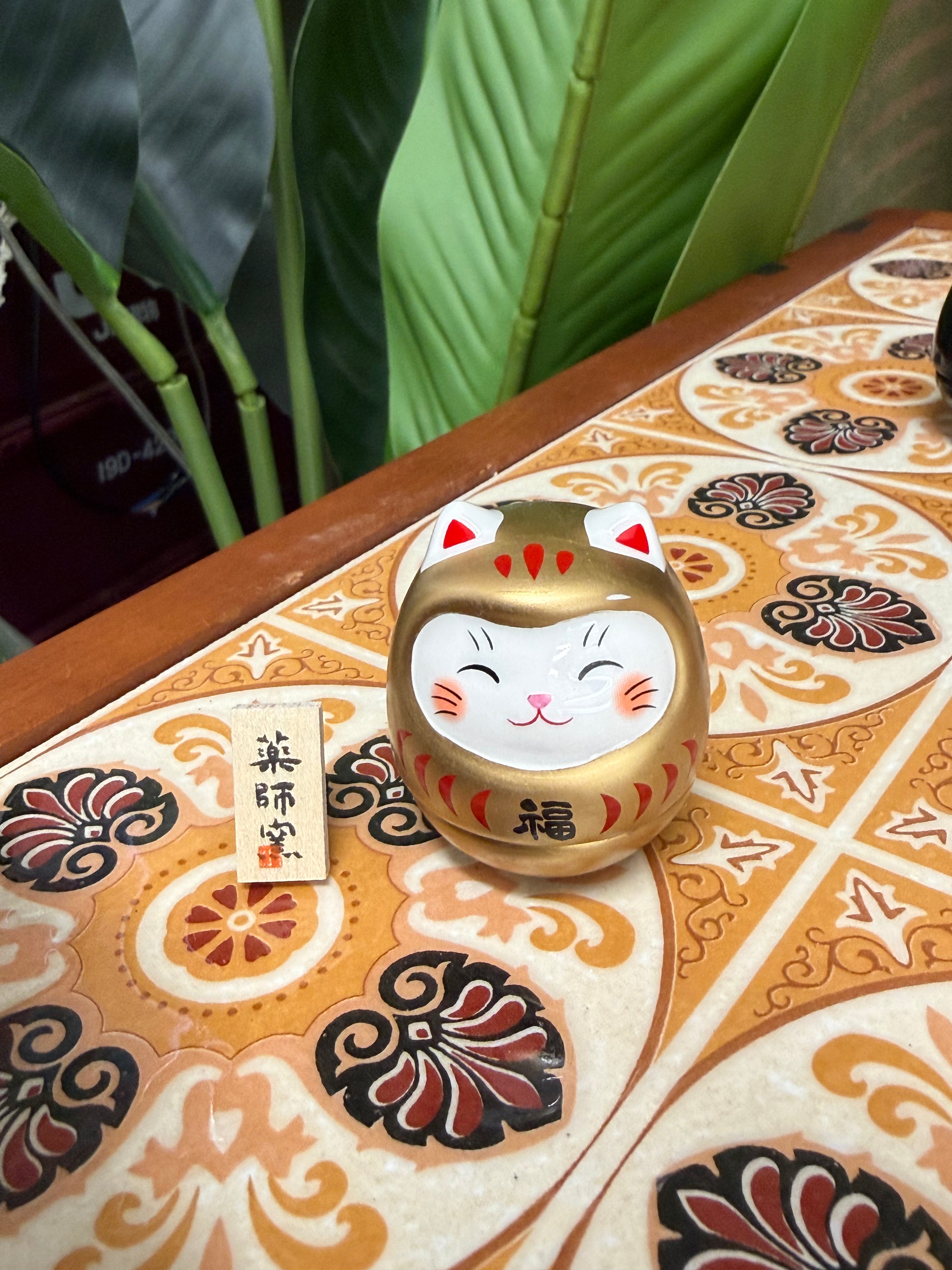 Yakushigama Colored Daruma Maneki-neko (Lucky Cat) Tumbler Display Set日本 薬師窯  彩绘 不倒翁 达摩 招财猫#7679高约4.5cm