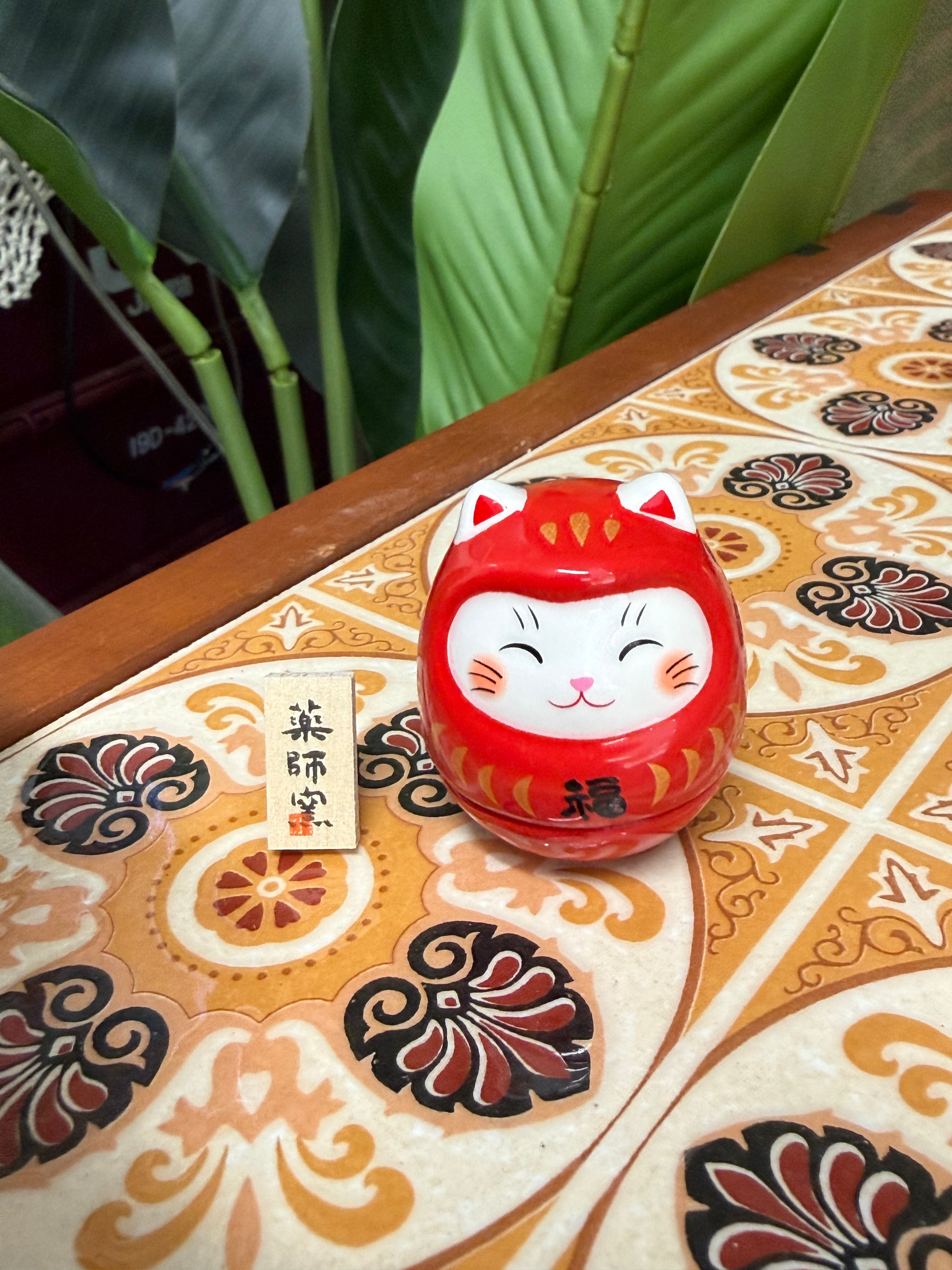 Yakushigama Colored Daruma Maneki-neko (Lucky Cat) Tumbler Display Set日本 薬師窯  彩绘 不倒翁 达摩 招财猫#7679高约4.5cm