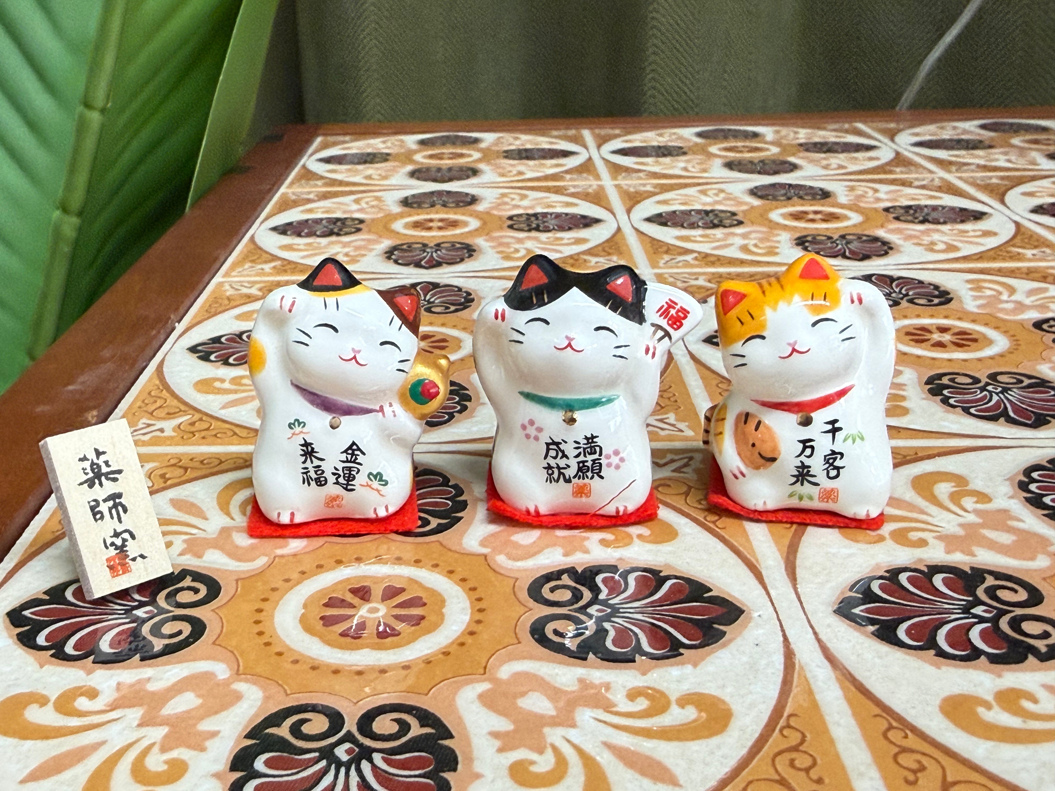 Yakushigama Hand-Painted Mini Maneki-neko (Lucky Cat) Countertop Display Set日本 薬師窯 彩绘 迷你招财猫#7145 高约3.5cm