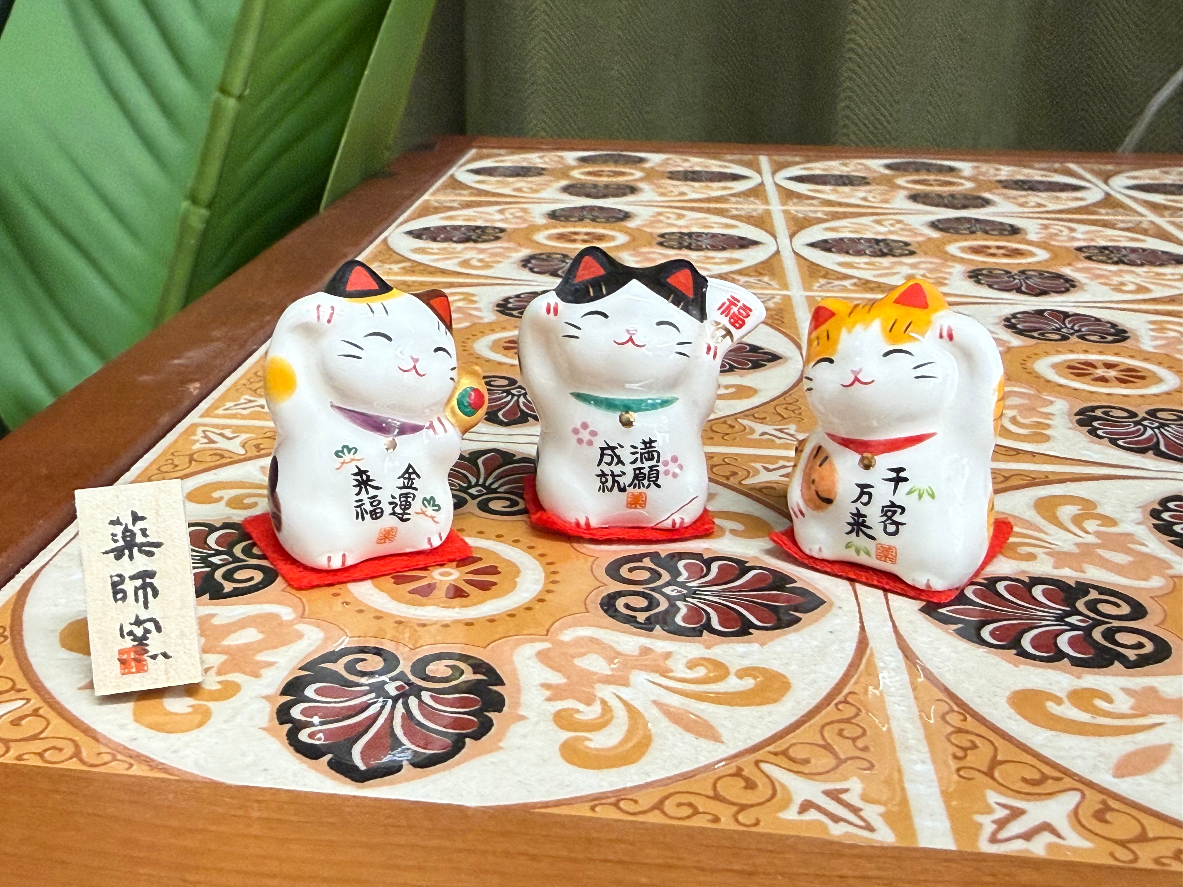 Yakushigama Hand-Painted Mini Maneki-neko (Lucky Cat) Countertop Display Set日本 薬師窯 彩绘 迷你招财猫#7145 高约3.5cm