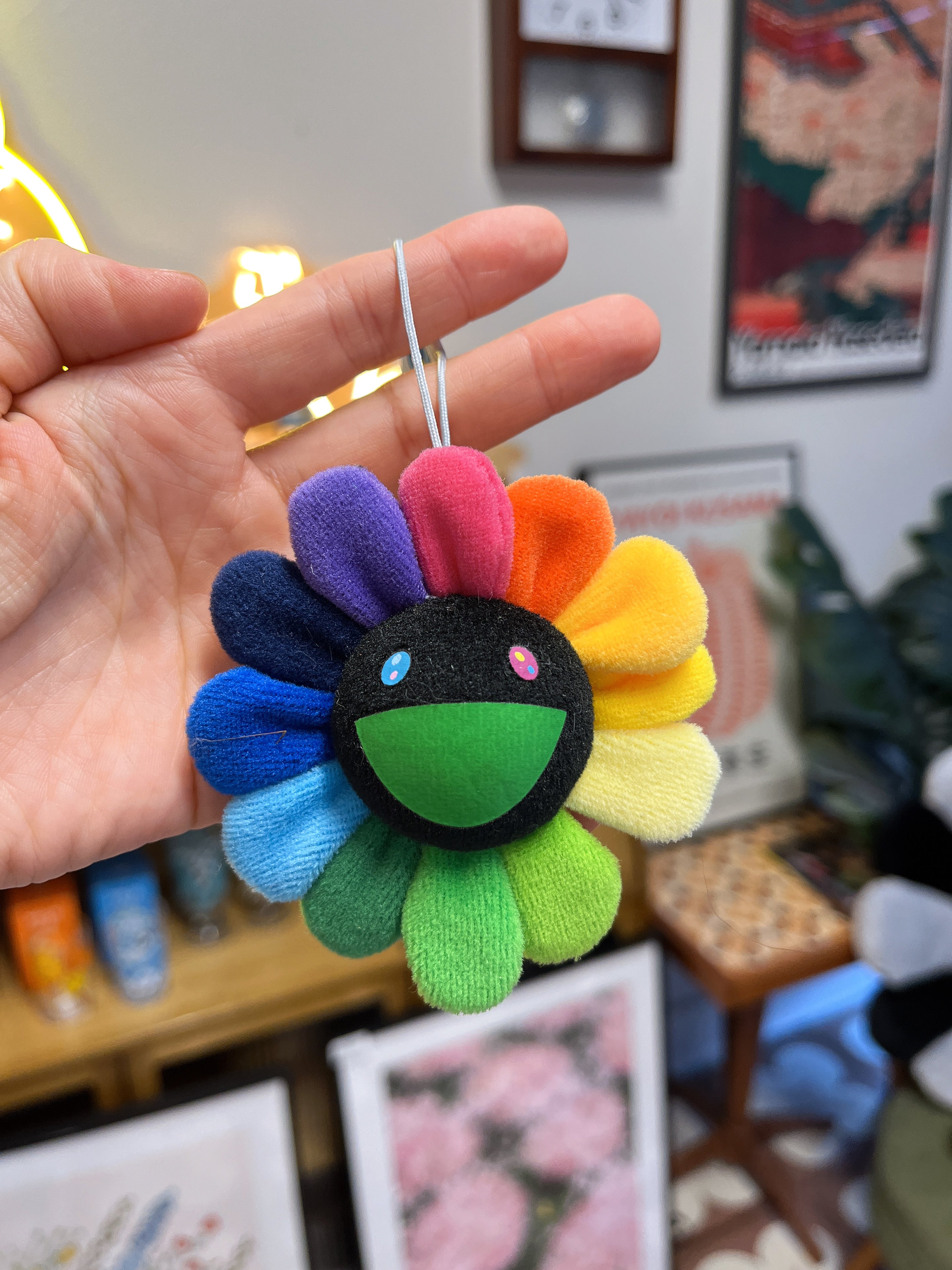 村上隆Takashi Murakami 太阳花 深色彩虹+绿色嘴  别针款（反面为别针，可别可挂）