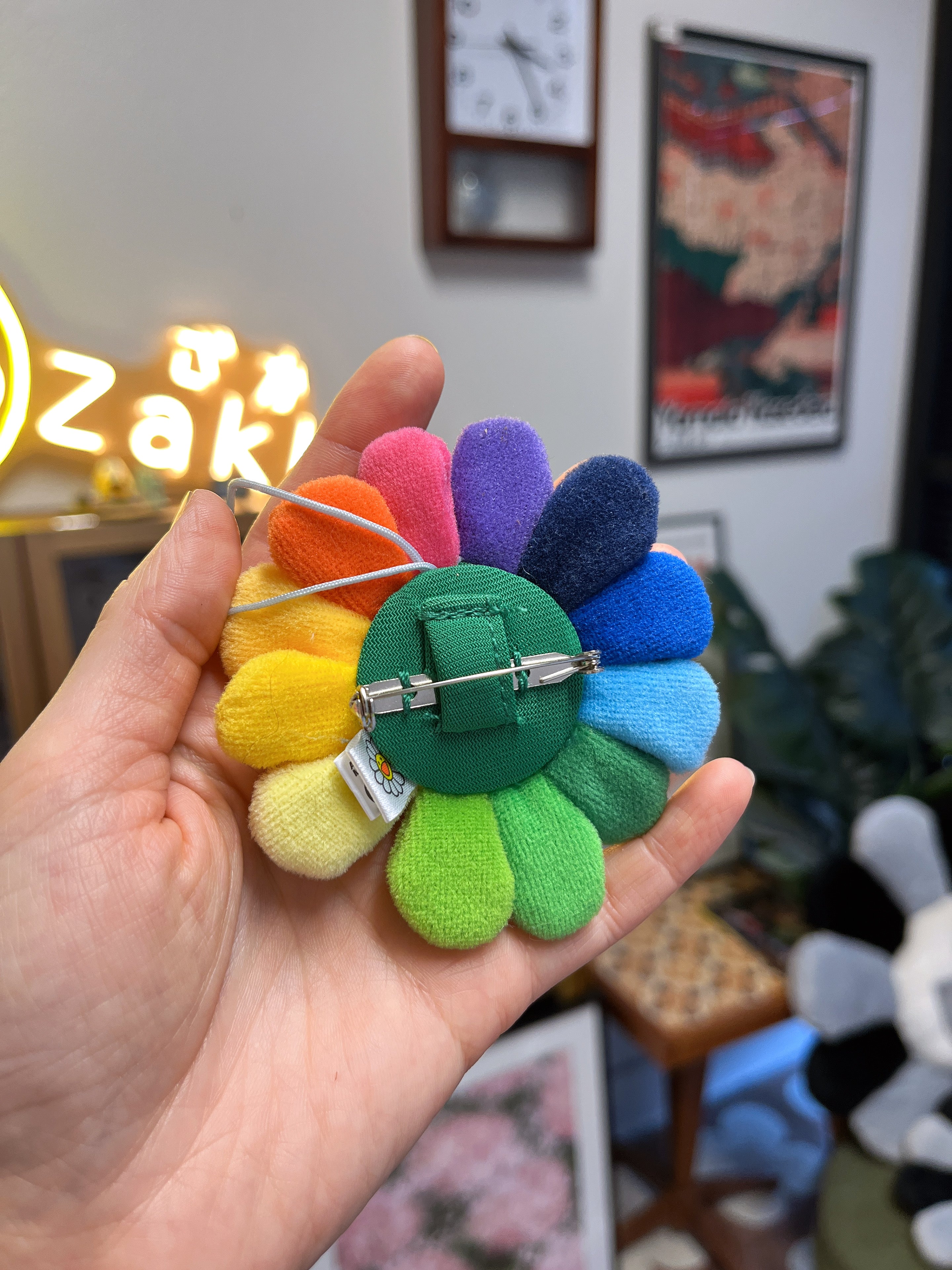 村上隆Takashi Murakami 太阳花 深色彩虹+绿色嘴  别针款（反面为别针，可别可挂）