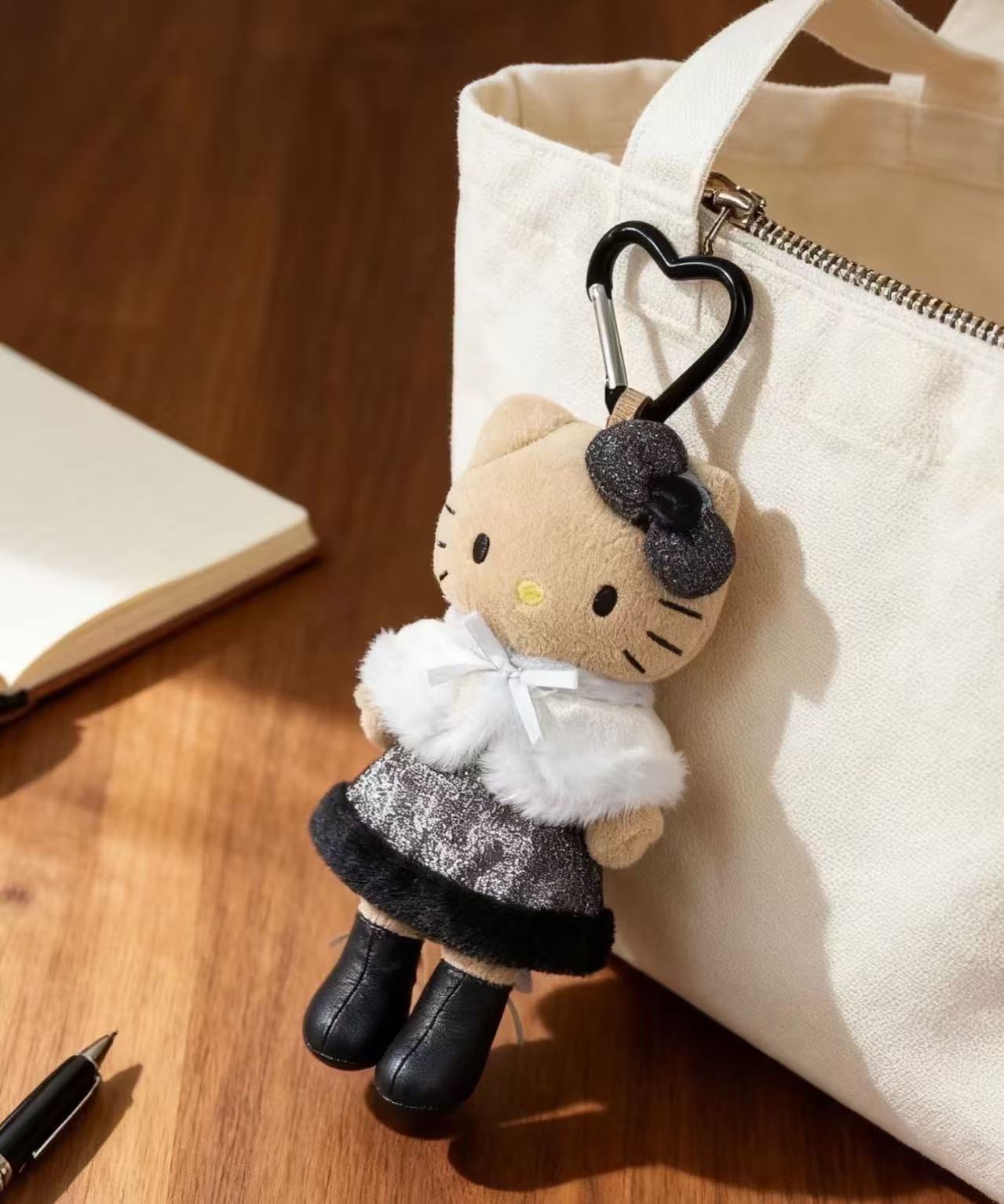【pre-order】日本SANRIO 三丽鸥 NIC 长腿名媛kitty挂件 爱心扣(日本25年12月下旬发售）