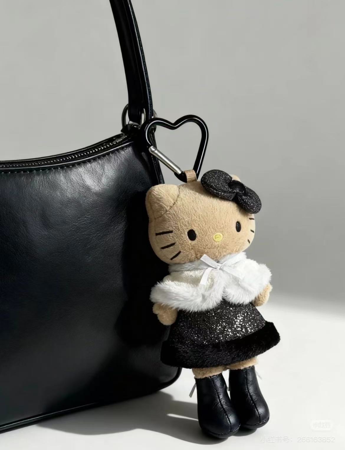 【pre-order】日本SANRIO 三丽鸥 NIC 长腿名媛kitty挂件 爱心扣(日本25年12月下旬发售）
