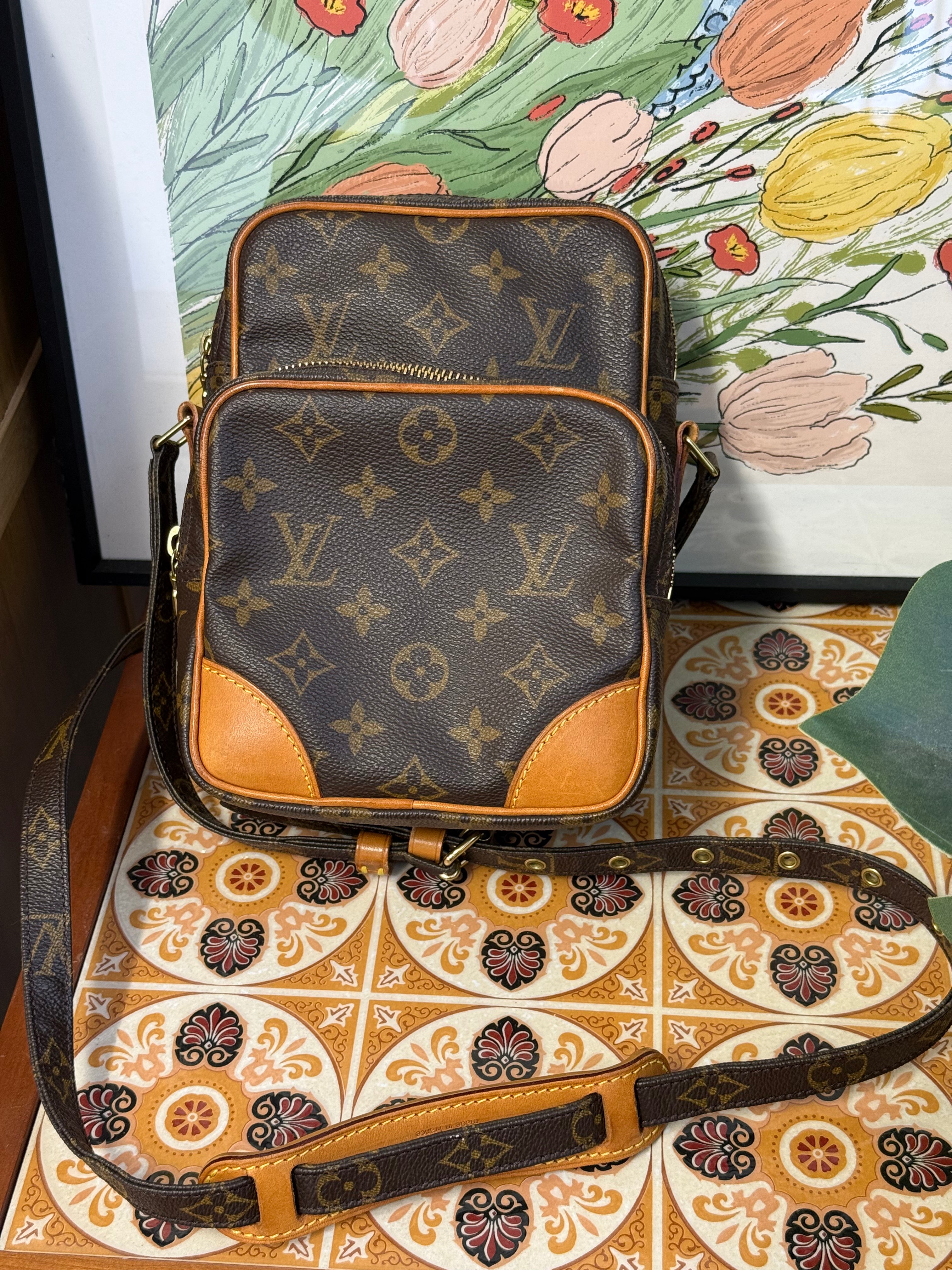 Louis Vuitton - Louis Vuitton 1990's Camera bag  Level: A