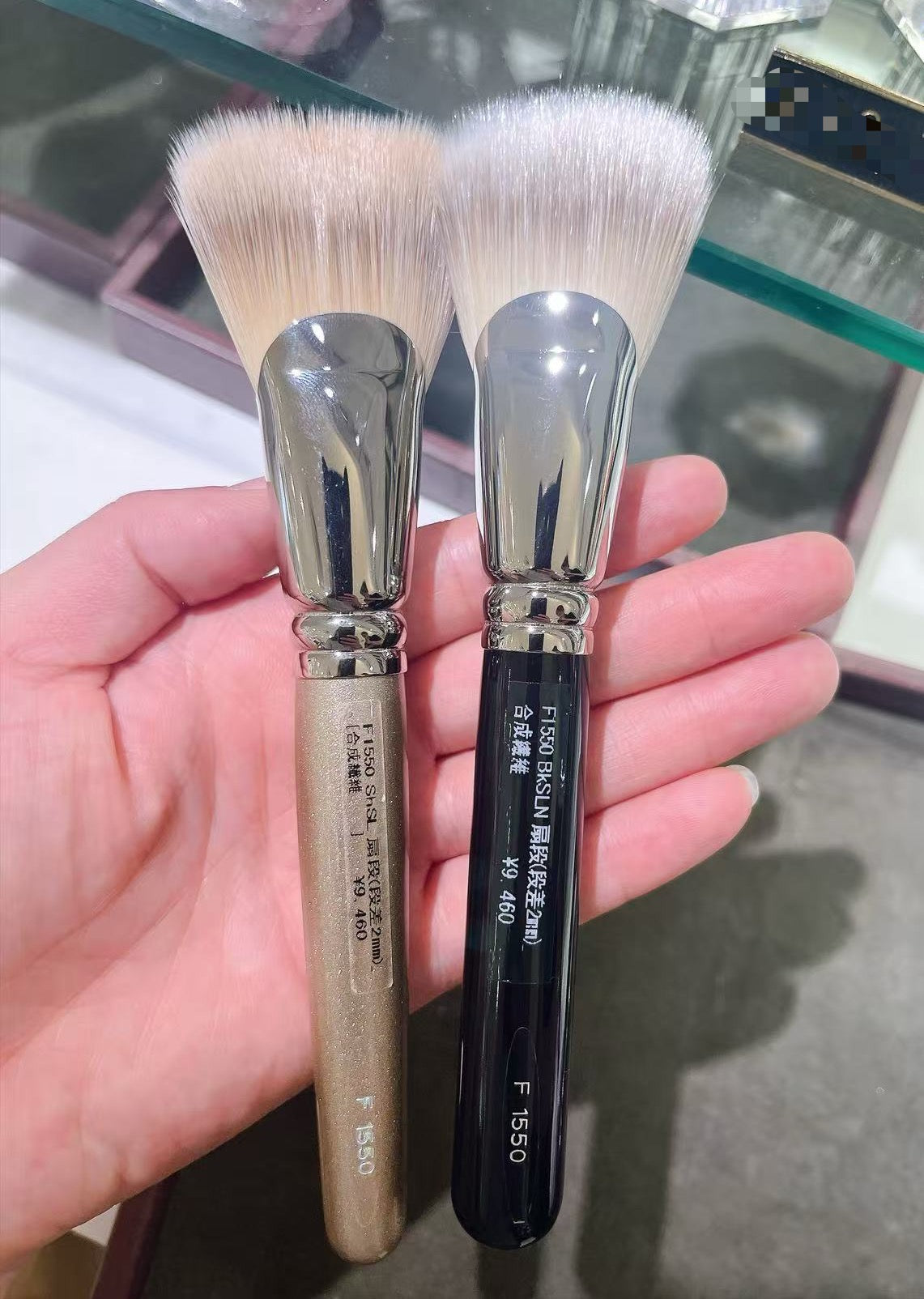 【Pre-order item】 Hakuhodo Fan Foundation Brush 白凤堂 扇形粉底液刷 F1550