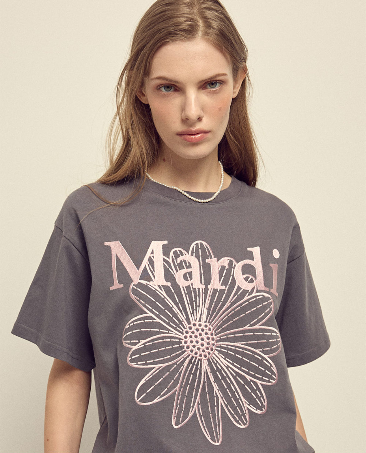 韩国 MARDI MERCREDI 小雏菊短袖T恤 刺绣款 炭黑色搭配粉色刺绣雏菊 均码