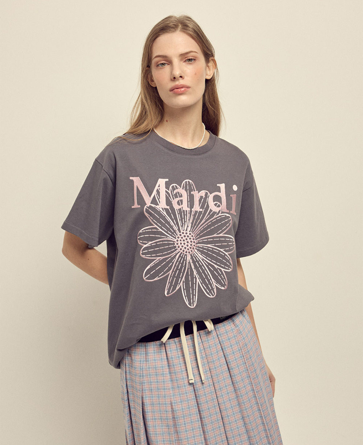 韩国 MARDI MERCREDI 小雏菊短袖T恤 刺绣款 炭黑色搭配粉色刺绣雏菊 均码