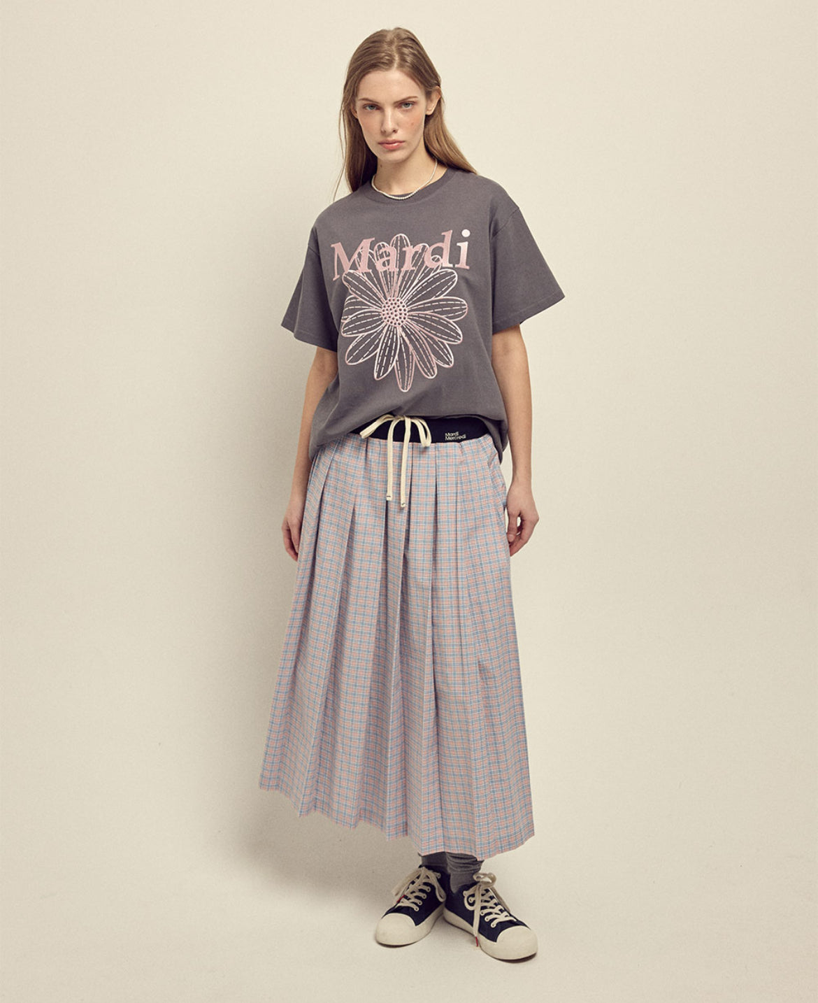 韩国 MARDI MERCREDI 小雏菊短袖T恤 刺绣款 炭黑色搭配粉色刺绣雏菊 均码