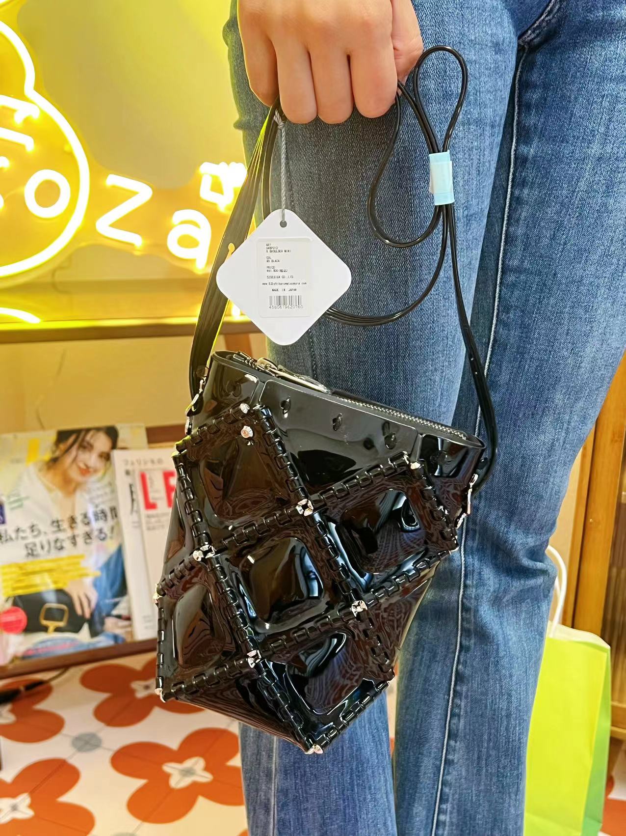 三宅一生 BAO BAO ISSEY MIYAKE 松村光联名 斜挎水桶包 带拉链 可调节 立体设计 黑色