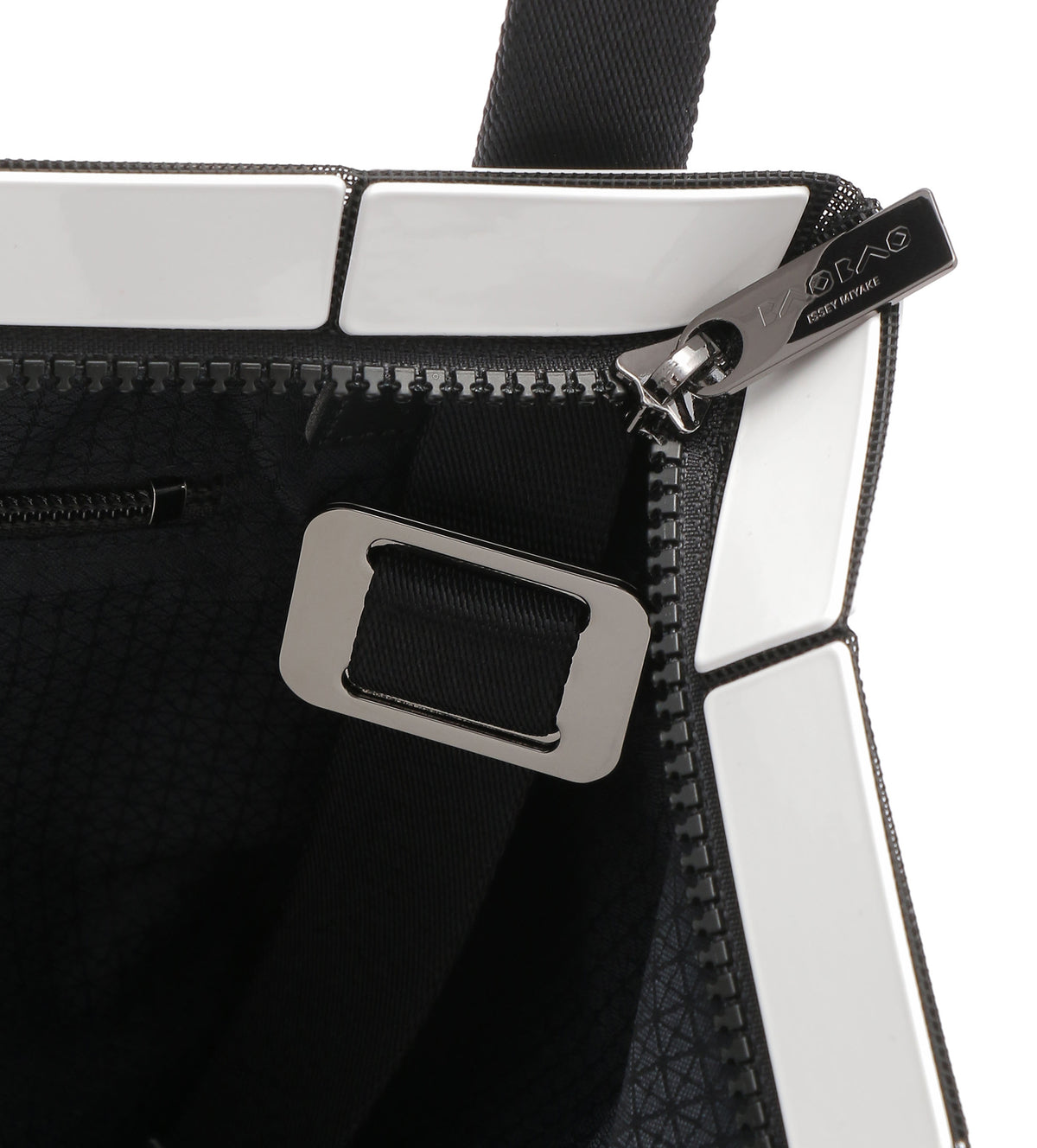 三宅一生 BAO BAO ISSEY MIYAKE 斜挎包LUCENT BB03 AG054 01 白色/黑色